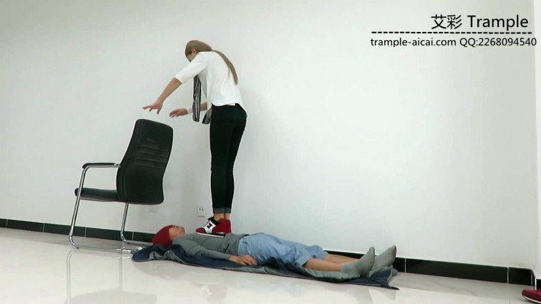 图片[8]_冰冰女主运动鞋蹦跳践踏贱狗身体下体！_绳缚吧