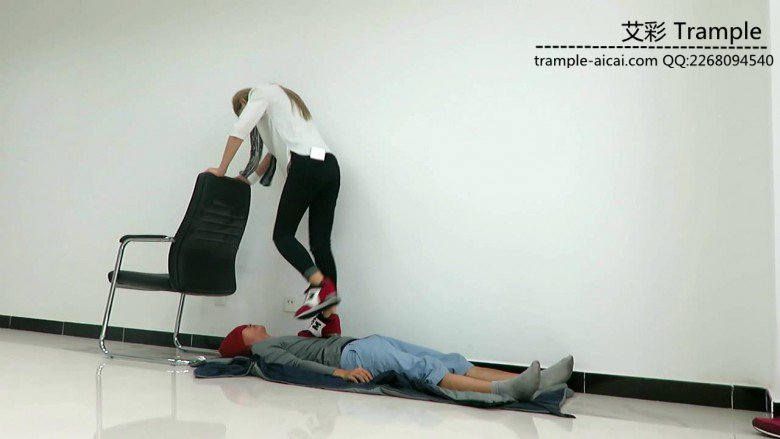 图片[9]_冰冰女主运动鞋蹦跳践踏贱狗身体下体！_绳缚吧