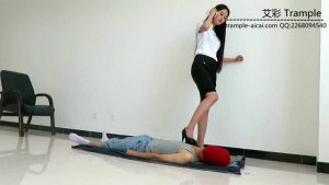 老师天依女主高跟踩贱狗！_绳缚吧