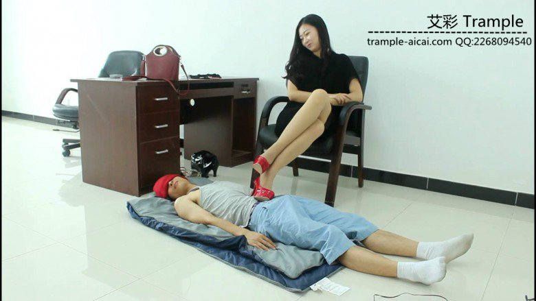 图片[3]_超模天星女主红高跟休闲打电话虐踩脚踏垫！_绳缚吧