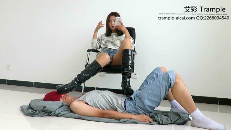 图片[7]_跪舔甜美媛媛女主黑皮靴，被女主踩脸踩下体！                     …_绳缚吧