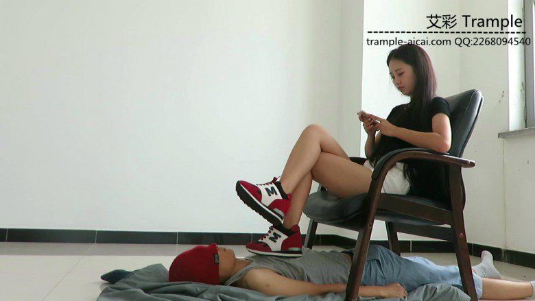 图片[6]_超漂亮女老师天依女主裸足运动鞋换鞋踩贱狗身体下体！_绳缚吧