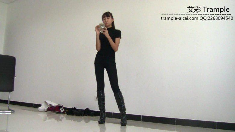 00后天使女主皮靴骑乘贱狗爆踢肋骨全体重踩！_绳缚吧