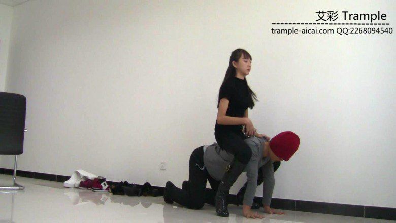图片[2]_00后天使女主皮靴骑乘贱狗爆踢肋骨全体重踩！_绳缚吧