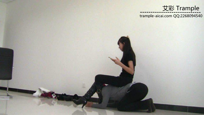 图片[3]_00后天使女主皮靴骑乘贱狗爆踢肋骨全体重踩！_绳缚吧