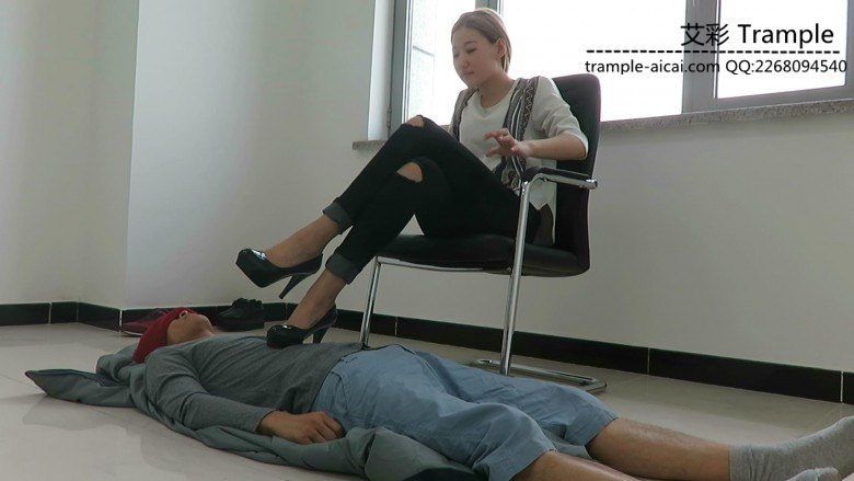 图片[7]_冰冰女主黑高跟羞辱脚踏垫！_绳缚吧