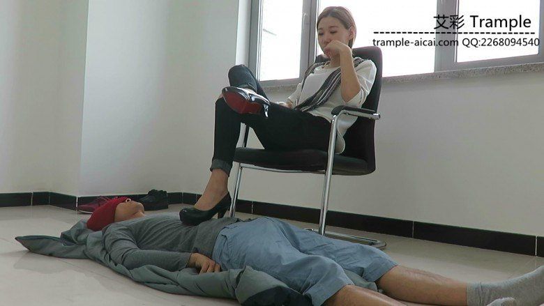 图片[10]_冰冰女主黑高跟羞辱脚踏垫！_绳缚吧