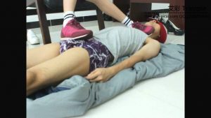 00后女主运动鞋，运动棉袜践踏贱狗下体让贱狗闻舔！_绳缚吧