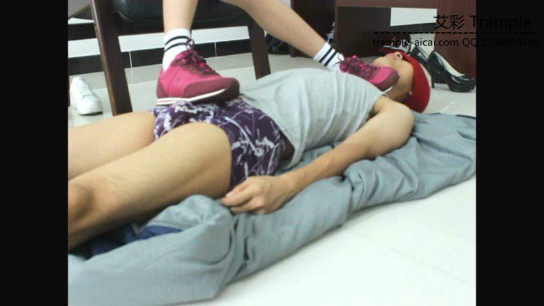 00后女主运动鞋，运动棉袜践踏贱狗下体让贱狗闻舔！_绳缚吧