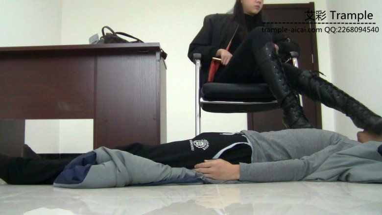 图片[2]_00后天使女主长靴的脚垫，舔靴跟踩下体！_绳缚吧