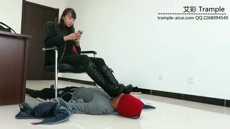 图片[9]_00后天使女主长靴的脚垫，舔靴跟踩下体！_绳缚吧