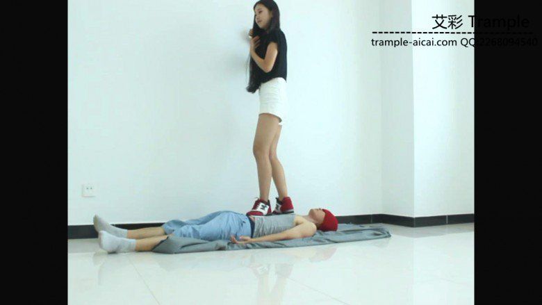 超漂亮天依女主运动鞋踩踏并愉快的骑乘贱狗！_绳缚吧