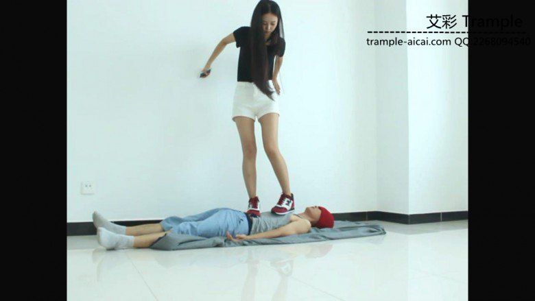 图片[2]_超漂亮天依女主运动鞋踩踏并愉快的骑乘贱狗！_绳缚吧