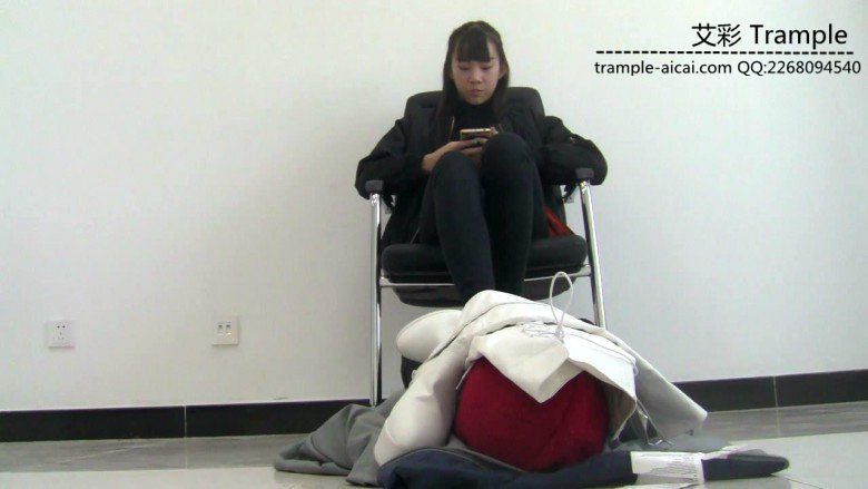图片[3]_00后天使女主出演舔靴闻靴棉袜踩下体！_绳缚吧