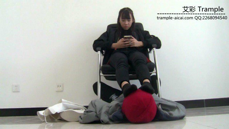 图片[4]_00后天使女主出演舔靴闻靴棉袜踩下体！_绳缚吧