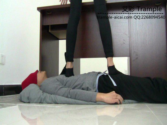 图片[2]_00后天使女主棉船袜全体重踩狗头，下体各种践踏！_绳缚吧