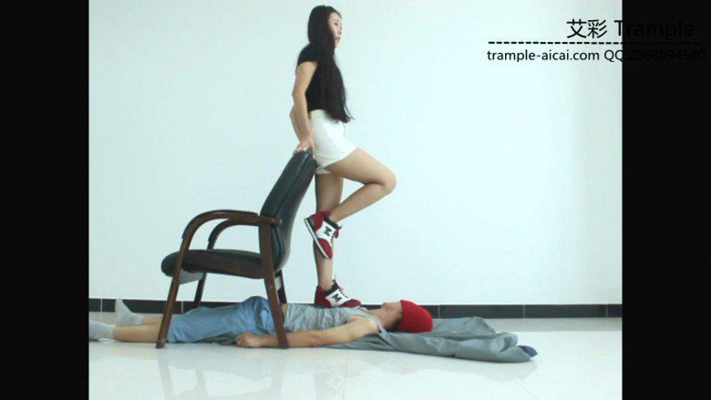 图片[2]_天依女主脚下的运动人体垫！_绳缚吧
