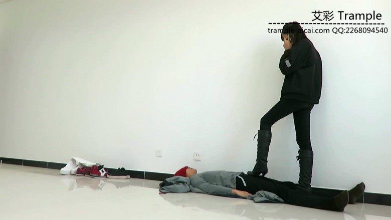 图片[8]_00后天使女主高跟长靴践踏贱狗，玩弄下体，全体重踩踏！_绳缚吧