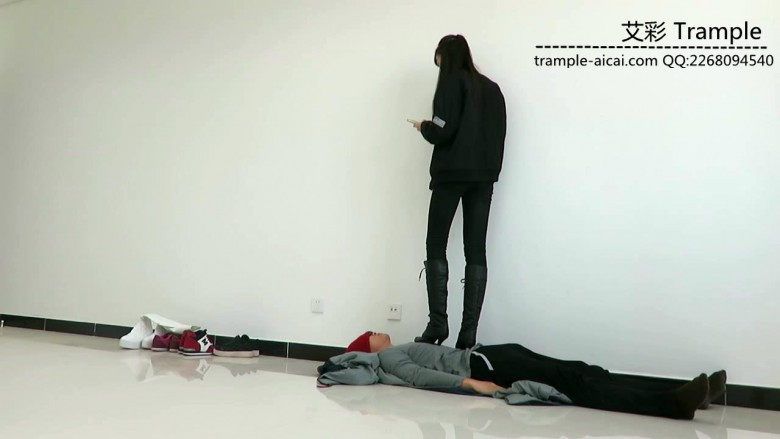 图片[9]_00后天使女主高跟长靴践踏贱狗，玩弄下体，全体重踩踏！_绳缚吧