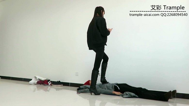 图片[10]_00后天使女主高跟长靴践踏贱狗，玩弄下体，全体重踩踏！_绳缚吧