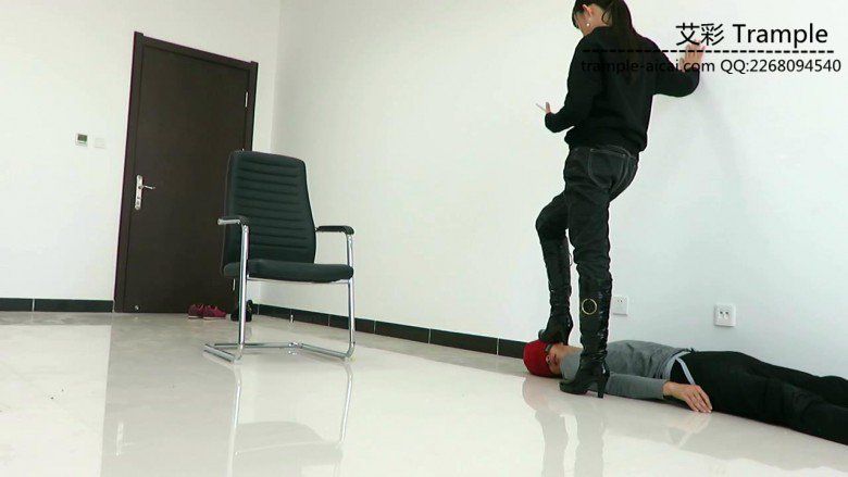 图片[5]_00后天使女主长靴骑乘贱狗散步，全体重踩踏踩下体！_绳缚吧