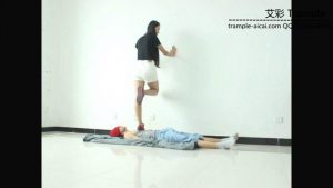 超漂亮天依女主运动鞋下的贱狗！_绳缚吧