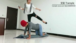 冰冰女主跨步羞辱骑乘贱狗！_绳缚吧