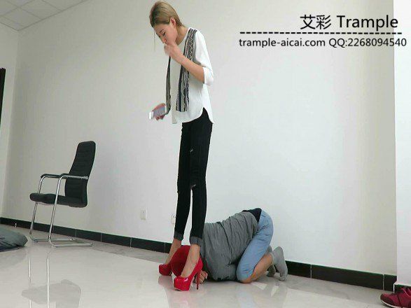 图片[3]_冰冰女主红色高跟鞋遛狗作弄！_绳缚吧