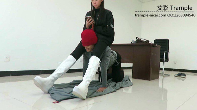 00后天使女主白长靴骑坐贱狗，膝盖跪压贱狗身体！_绳缚吧