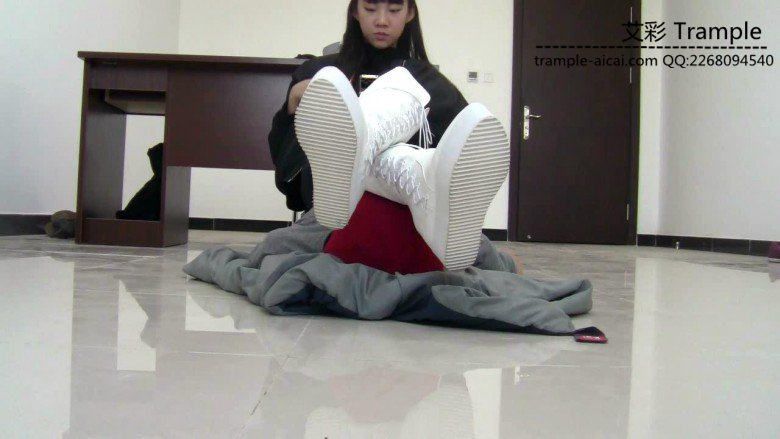 图片[4]_00后天使女主白长靴骑坐贱狗，膝盖跪压贱狗身体！_绳缚吧