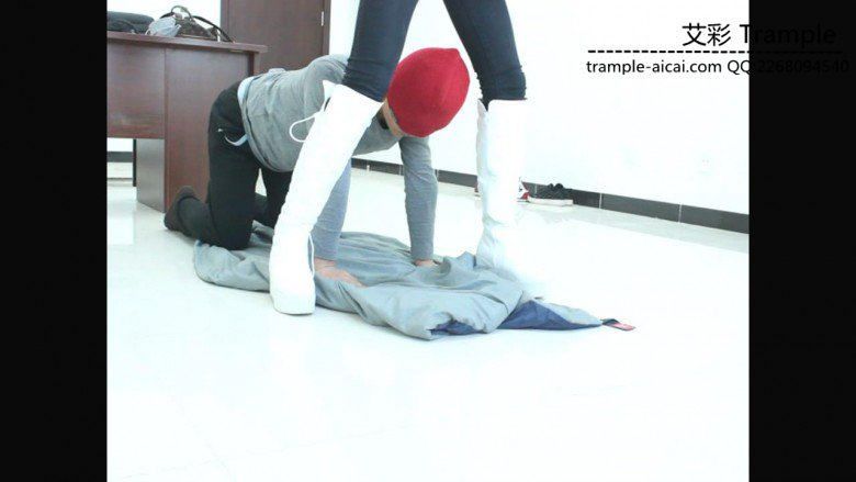 图片[7]_00后天使女主白长靴骑坐贱狗，膝盖跪压贱狗身体！_绳缚吧