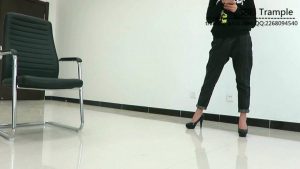 舔00后天使女主高跟被女主骑乘舔裸足！_绳缚吧