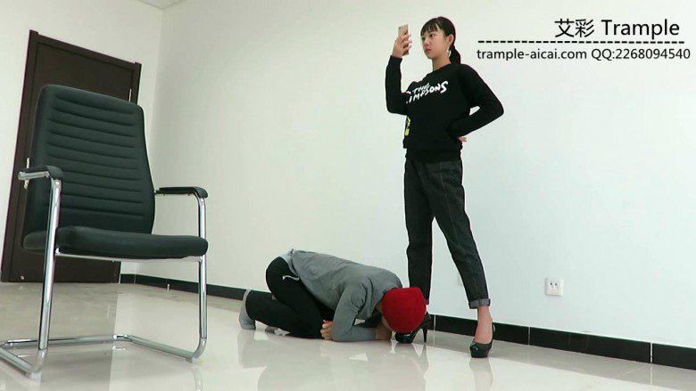 图片[4]_舔00后天使女主高跟被女主骑乘舔裸足！_绳缚吧