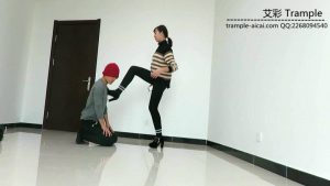 00后女主高跟踩踹贱狗身体下体！_绳缚吧