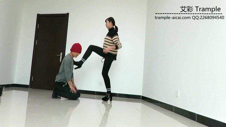 00后女主高跟踩踹贱狗身体下体！_绳缚吧