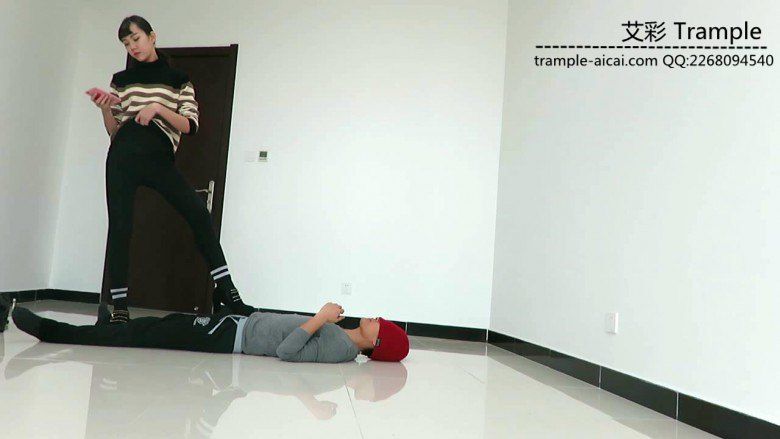 图片[4]_00后女主高跟踩踹贱狗身体下体！_绳缚吧