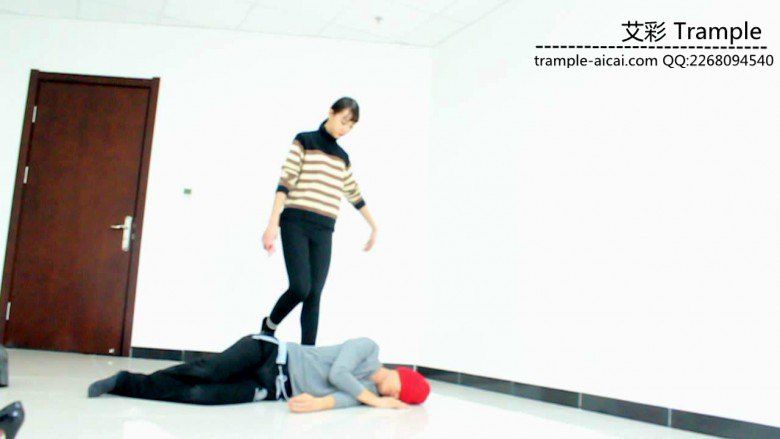 图片[8]_00后女主高跟踩踹贱狗身体下体！_绳缚吧
