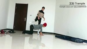 00后女主白长靴骑乘贱狗散步，强迫贱狗钻跨取乐！_绳缚吧
