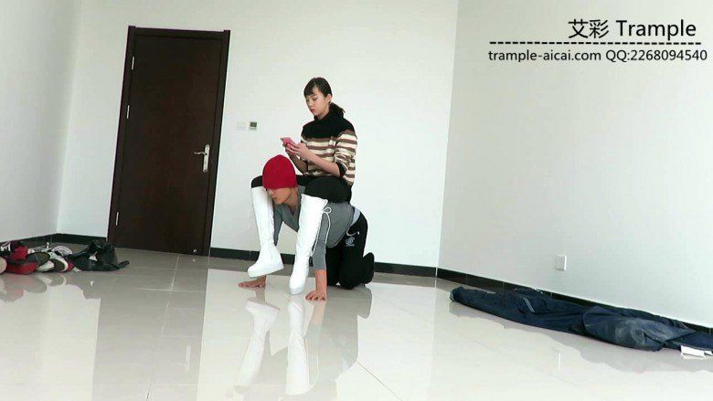 图片[2]_00后女主白长靴骑乘贱狗散步，强迫贱狗钻跨取乐！_绳缚吧