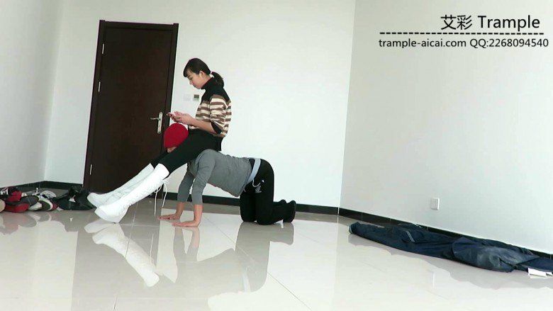 图片[3]_00后女主白长靴骑乘贱狗散步，强迫贱狗钻跨取乐！_绳缚吧
