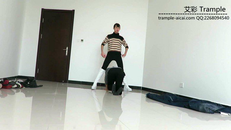 图片[4]_00后女主白长靴骑乘贱狗散步，强迫贱狗钻跨取乐！_绳缚吧