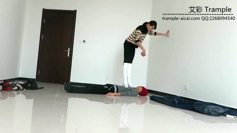 图片[6]_00后女主白长靴骑乘贱狗散步，强迫贱狗钻跨取乐！_绳缚吧