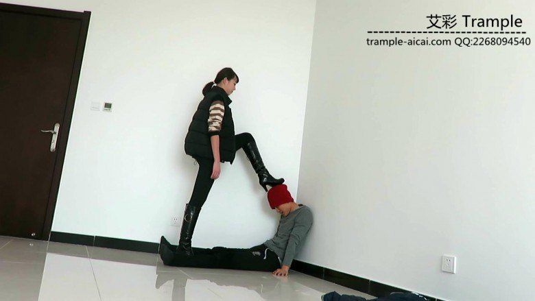 00后女主长筒靴耳光、骑乘、靴底踩脸、虐踩下体调教贱狗！_绳缚吧