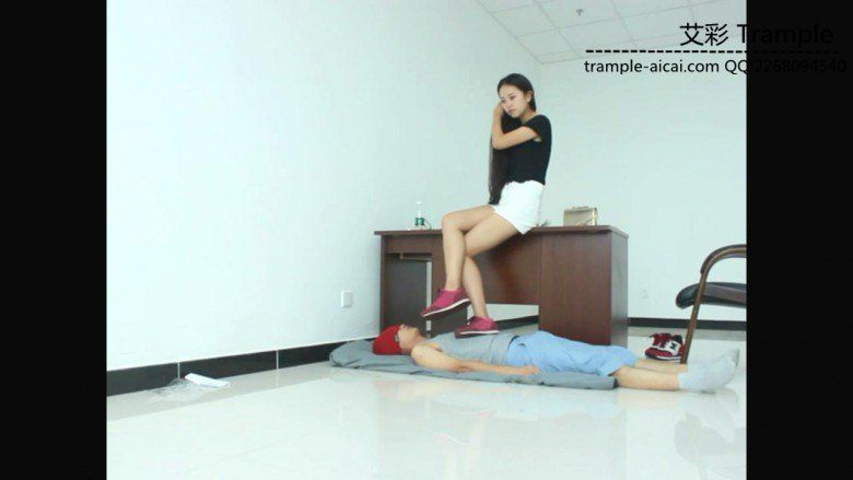 超漂亮老师天依女主运动鞋践踏贱狗头部身体！_绳缚吧