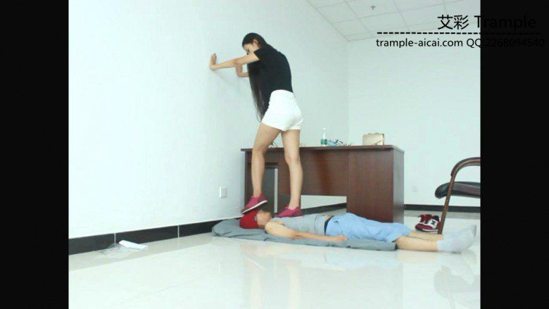 图片[2]_超漂亮老师天依女主运动鞋践踏贱狗头部身体！_绳缚吧
