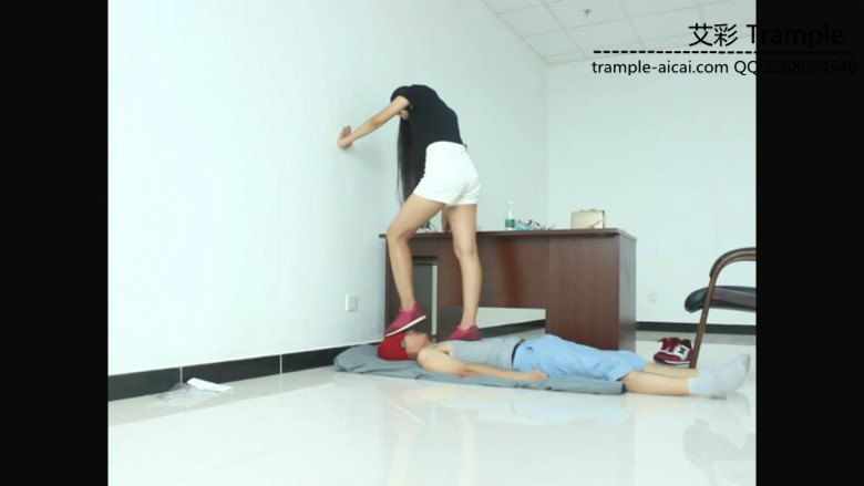 图片[3]_超漂亮老师天依女主运动鞋践踏贱狗头部身体！_绳缚吧