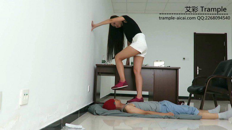 图片[4]_超漂亮老师天依女主运动鞋践踏贱狗头部身体！_绳缚吧