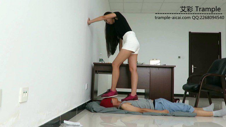图片[11]_超漂亮老师天依女主运动鞋践踏贱狗头部身体！_绳缚吧