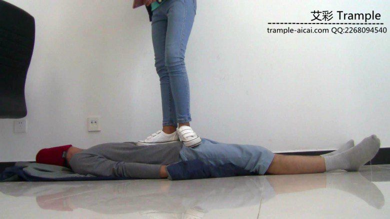 高中生小蛮女主白帆布鞋踩踏全身，下体！_绳缚吧
