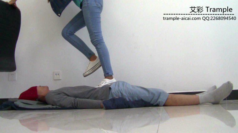 图片[4]_高中生小蛮女主白帆布鞋踩踏全身，下体！_绳缚吧